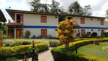 Vista frontal de la propiedad