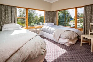 3 bedrooms, iron/ironing board, WiFi, bed sheets - Grand View - Te Anau Holiday Home (Te Anau)