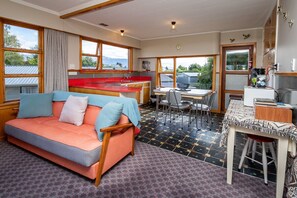 TV, fireplace - Grand View - Te Anau Holiday Home (Te Anau)