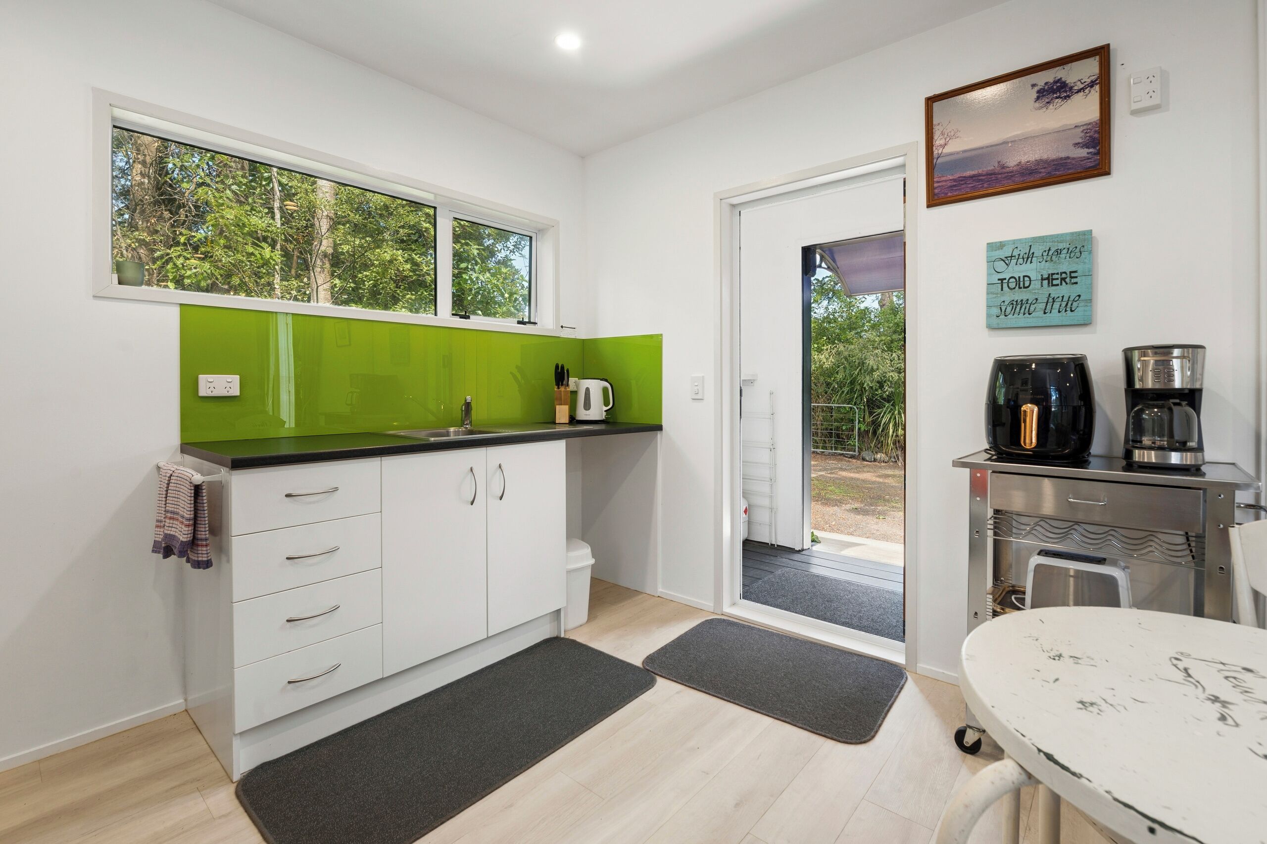 Réfrigérateur, micro-ondes, grille-pain