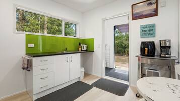 Réfrigérateur, micro-ondes, grille-pain