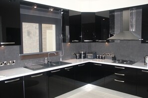 Réfrigérateur, four à micro-ondes, un four, surface de cuisson