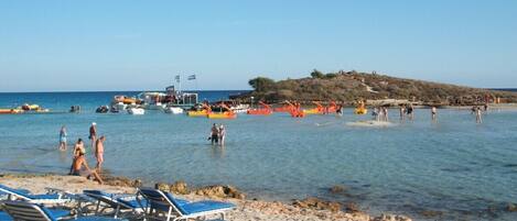 Plage à proximité, chaises longues, serviettes de plage