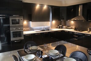 Refrigerador, microondas, horno, placa de cocina