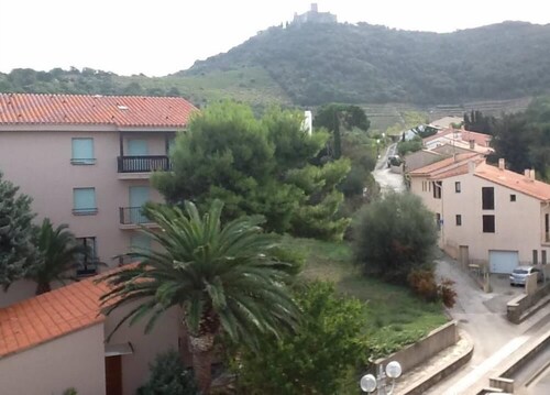 charming studio with parking in quiet residence and 100m from the sea
