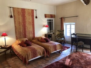 10 slaapkamers, een strijkplank/strijkijzer, wifi, beddengoed