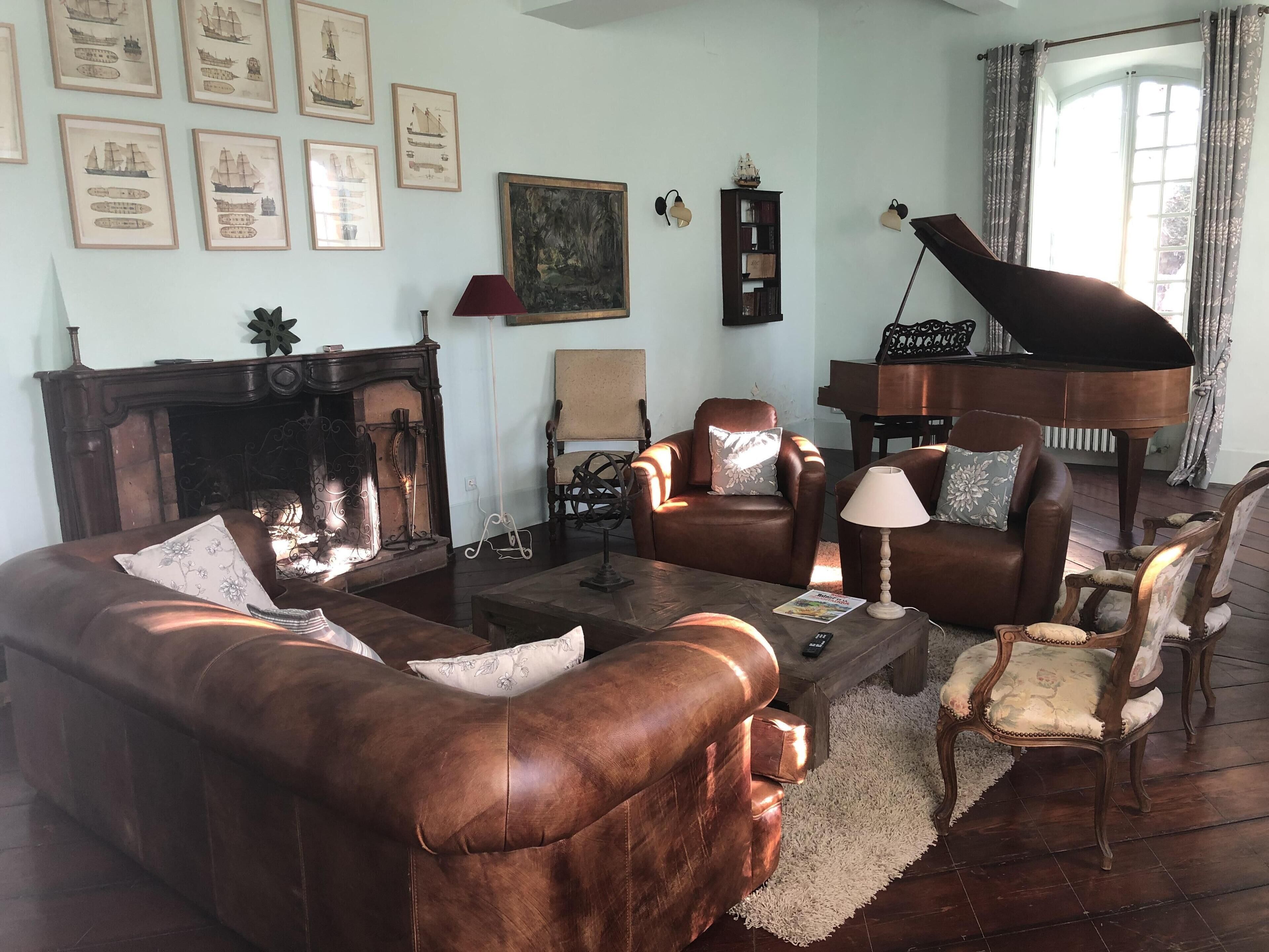 电视、壁炉、电子游戏、DVD 播放器