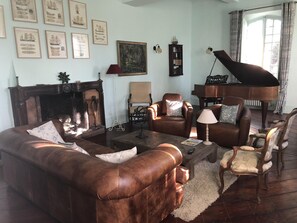 Fernseher, Kamin, Videospiele, DVD-Player