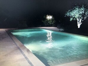 Een buitenzwembad en een verwarmd zwembad