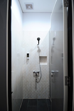 Comfort Shared Dormitory | Bathroom shower - Kamala House - Hostel (Yogyakarta)