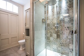 Douche, sèche-cheveux