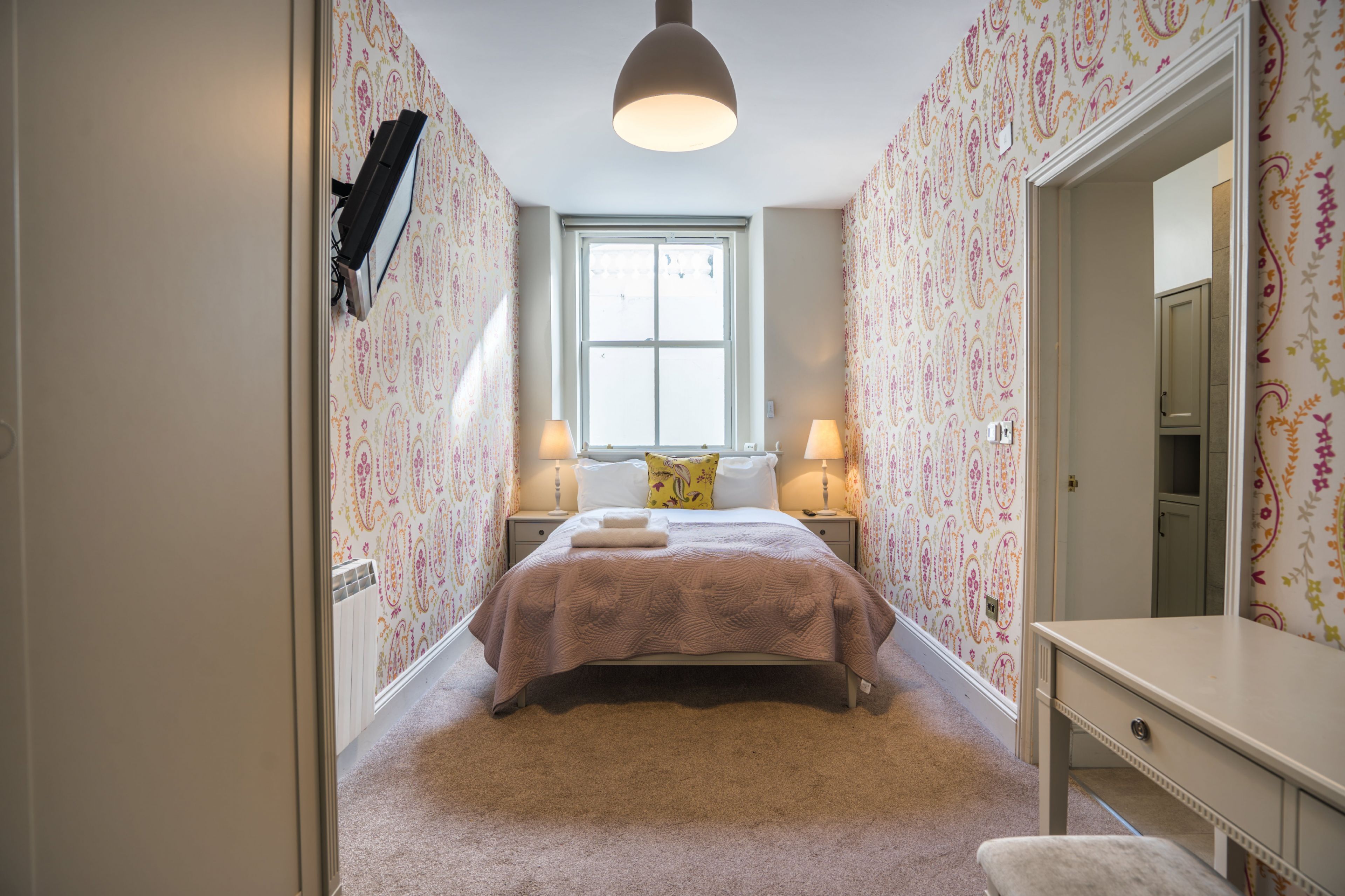 4 bedrooms, iron/ironing board, free internet, bed sheets