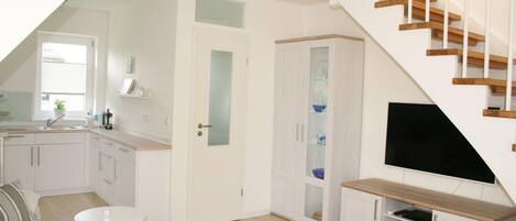 Téléviseur, lecteur de DVD, livres, chaßne audio