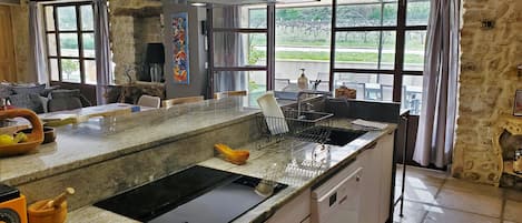 Een koelkast, een microgolfoven, een oven, een kookplaat