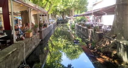 Mas piscine privée clÎturée, 5 min Gorges ArdÚche, CLIM, WIFI, au calme.