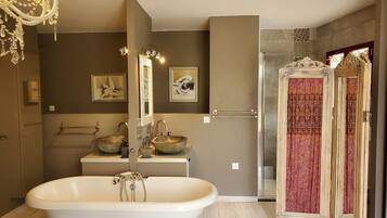 Ensemble douche/baignoire, sĂšche-cheveux, serviettes fournies