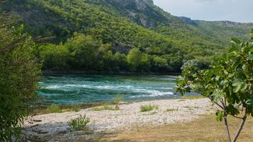 Chaises longues, serviettes de plage