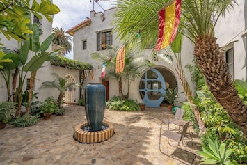 Image de lâhĂ©bergement Condo unique et dynamique au coeur du centre-ville!