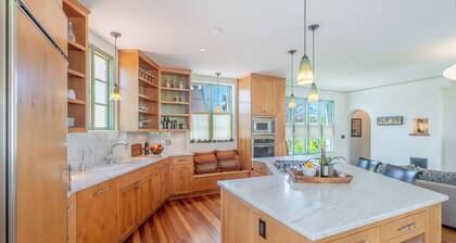 Unique and Vibrant Condo In The Heart of Downtown!