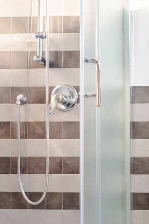 Dusche, Haartrockner, Handtücher, Seife
