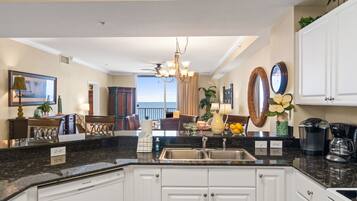 Geladeira, micro-ondas, fogão, cooktop