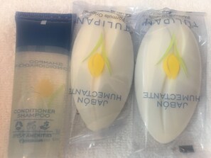 Dusche, Bademäntel, Handtücher, Seife