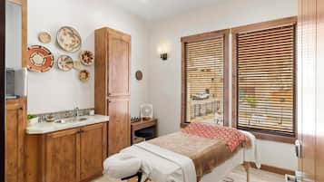 Couples treatment room(s), body treatments, aromatherapy