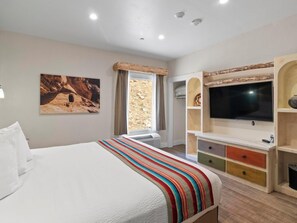 Suite de lujo, 2 habitaciones | Caja fuerte y espacio para trabajar con un portátil