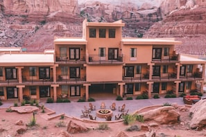 Building design - Bluff Dwellings Resort (Bluff)