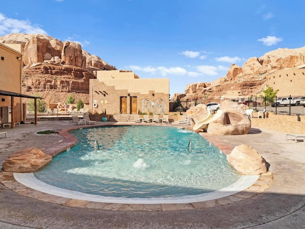 Outdoor pool, open 8:00 AM to 10:00 PM, sun loungers - Bluff Dwellings Resort (Bluff)