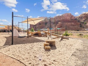 Children's play area - outdoor - Bluff Dwellings Resort (Bluff)
