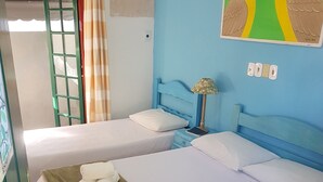 A hotel room with two beds, a blue headboard, a lamp, and a painting on the wall. - Pousada Bela Paraty (Paraty)