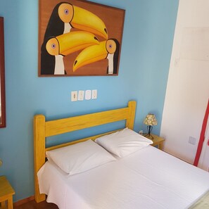 Quarto casal econômico | Frigobar, cofres nos quartos, cortinas blackout, roupa de cama