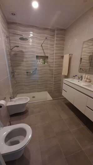 Combined shower/bathtub, hair dryer, bidet, towels - BRIGHT FLAT SEA SEA IBERLAGOS "GREAT TORINO STUDIO"  (lagos)