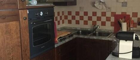 Oven, stovetop, coffee/tea maker, cookware/dishes/utensils