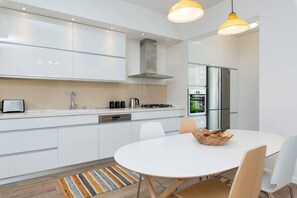 Microwave, oven, coffee/tea maker - Luxury five star apartment 2 min walk from beach (Tel Aviv-Yafo)