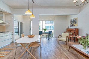 Dining - Luxury five star apartment 2 min walk from beach (Tel Aviv-Yafo)