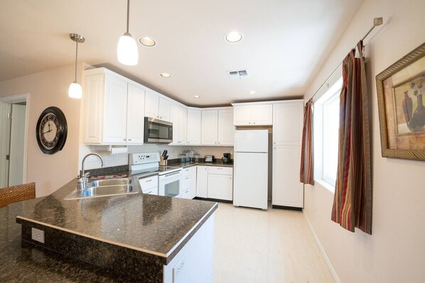 Fridge, microwave, oven, stovetop - Holiday Retreat near EAC,Hiking:Gila ValleyCottage (Thatcher)