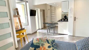 Iron/ironing board, internet, bed sheets