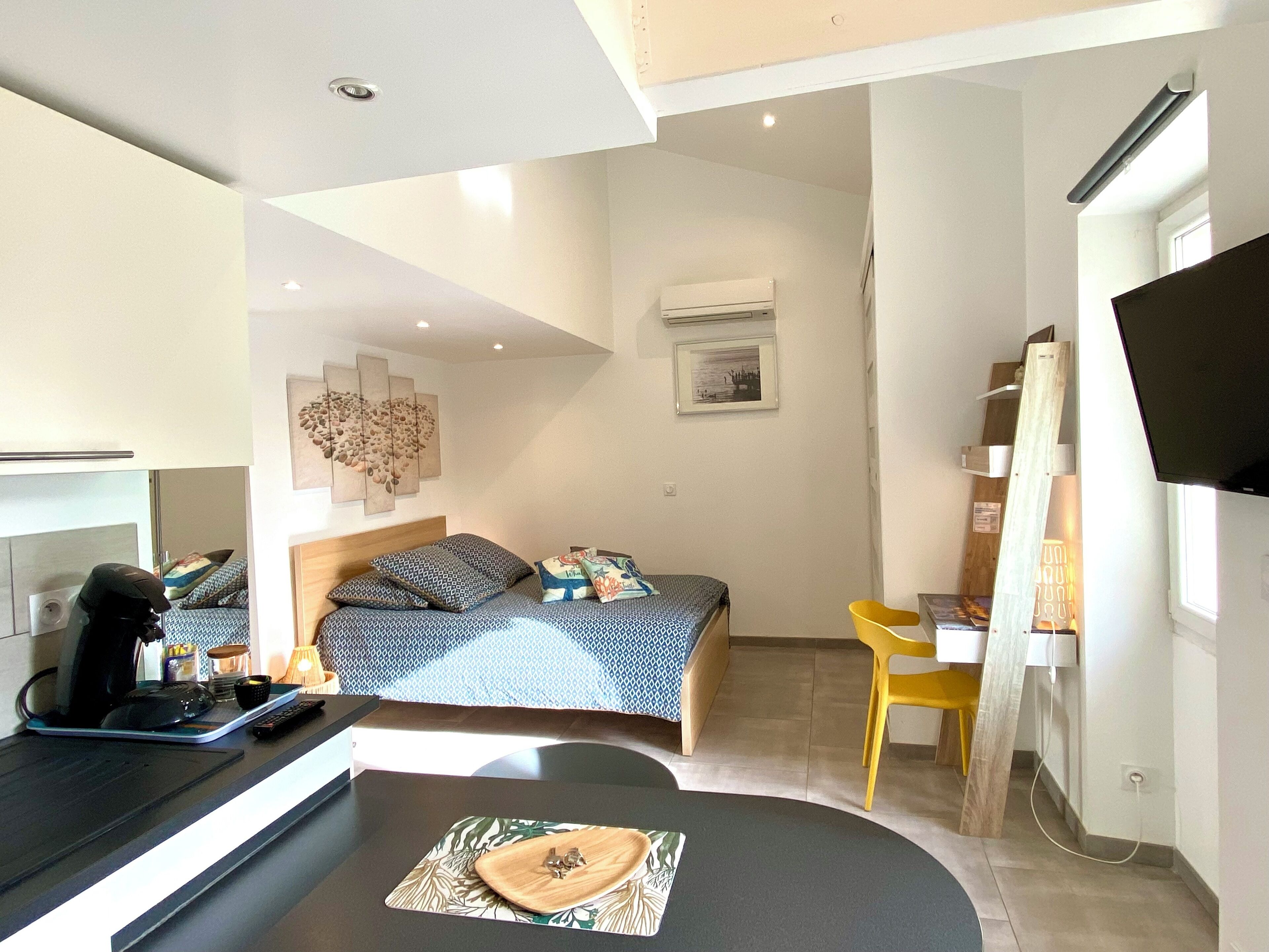 Tabla de planchar con plancha, internet y ropa de cama 