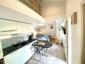 Kühlschrank, Mikrowelle, Ofen, Herdplatte