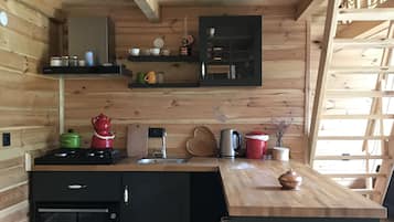 Bungalow Superior | Dapur pribadi | Lemari es kecil, ketel listrik, peralatan masak/sendok-piring, dan bumbu