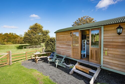 TEASEL SHEPHERD'S HUT, near Berwick upon Tweed - sleeping 4 guests