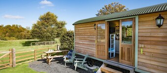 TEASEL SHEPHERD'S HUT, near Berwick upon Tweed - sleeping 4 guests