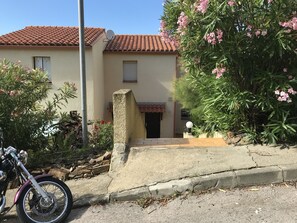 Property grounds - House in beautiful Collioure with pool and sea views from both balconies (Collioure)