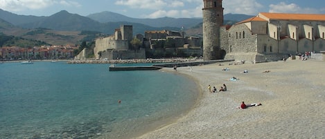 Playa en los alrededores y camastros