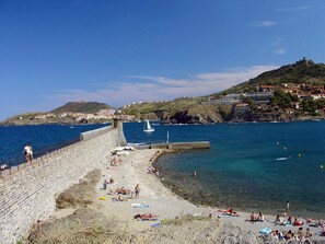 Beach nearby, sun-loungers - House in beautiful Collioure with pool and sea views from both balconies (Collioure)