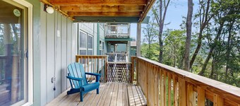 ¡NUEVO LISTADO! Cabaña de madera frente al río para todas las estaciones con excelentes vistas, interior acogedor