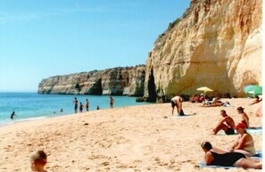 Playa en los alrededores y toallas de playa 