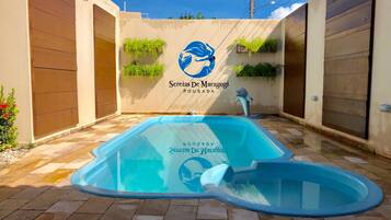 Piscina externa, funciona das 8h às 20h, espreguiçadeiras